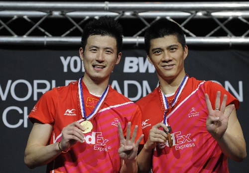 他都显得游 他都显得游